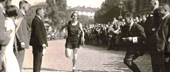 Die Läuferin Emmy Haux (SC 1880 Frankfurt) beim Ziel-Einlauf 1926 am Opernplatz. Das Bild wurde vom Archivar des SC 1880 zur Verfügung gestellt.